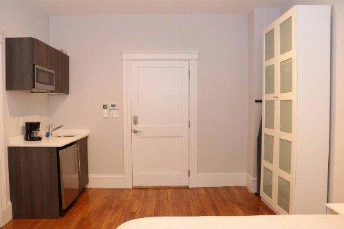 A Stylish Stay w/ a Queen Bed Heated Floors.. #15 - image 3