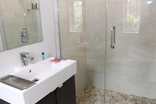 A Stylish Stay w/ a Queen Bed Heated Floors.. #18 - image 7