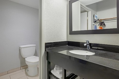 Comfort Inn & Suites Bwi Airport - image 27