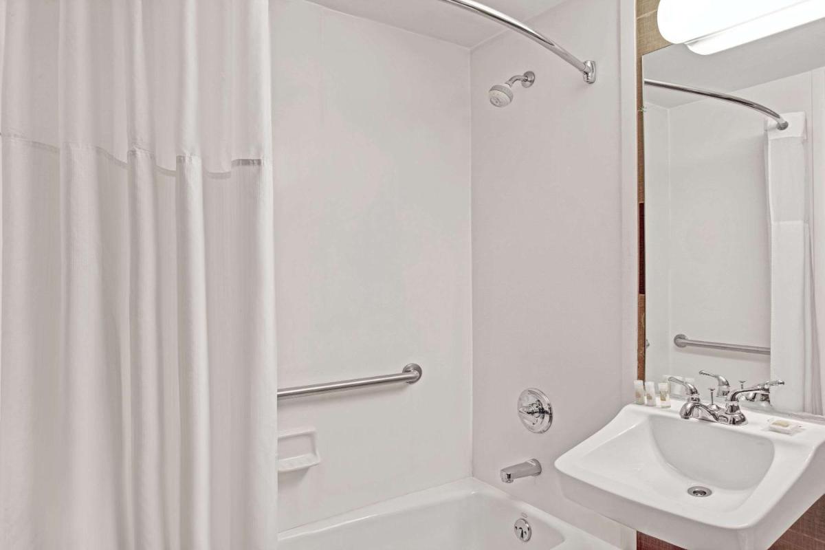 Days Inn by Wyndham Brooklyn - image 6