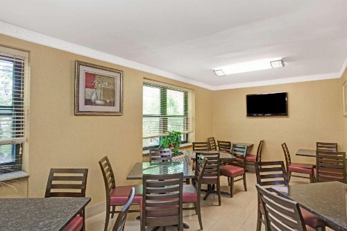 Days Inn by Wyndham Brooklyn - image 8