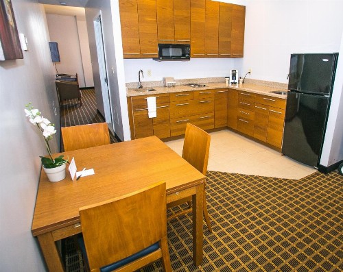 Pointe Plaza Hotel - image 17