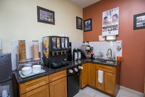 Pointe Plaza Hotel - image 18