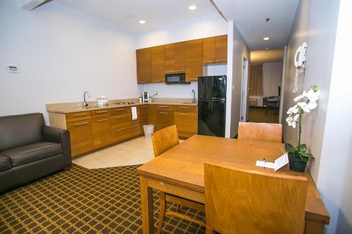 Pointe Plaza Hotel - image 33