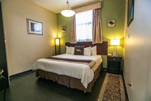 Pointe Plaza Hotel - image 35