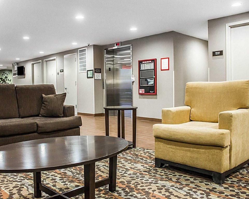Days Inn by Wyndham Brooklyn Borough Park - image 3