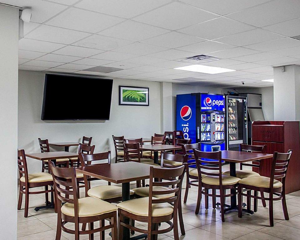 Days Inn by Wyndham Brooklyn Borough Park - image 5