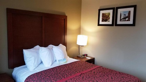 Days Inn by Wyndham Brooklyn Marine Park - image 5