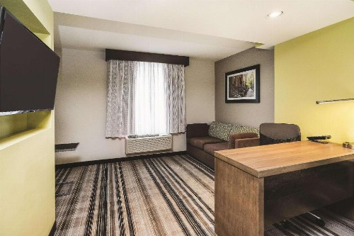 La Quinta Inn & Suites by Wyndham Brooklyn Central - image 21
