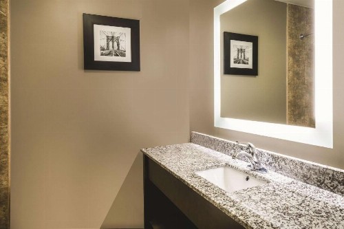 La Quinta Inn & Suites by Wyndham Brooklyn Central - image 22