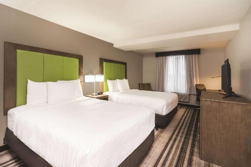 La Quinta Inn & Suites by Wyndham Brooklyn Central - image 23