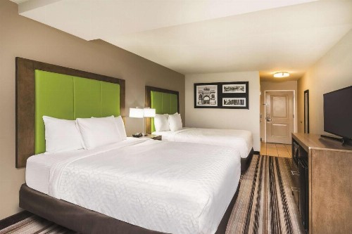 La Quinta Inn & Suites by Wyndham Brooklyn Central - image 24