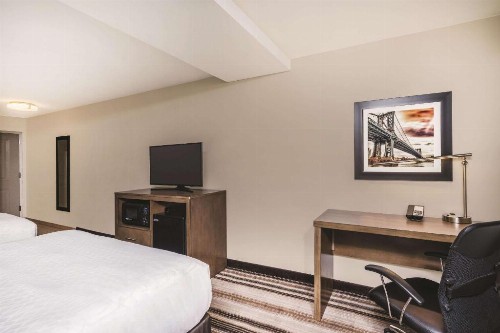 La Quinta Inn & Suites by Wyndham Brooklyn Central - image 25