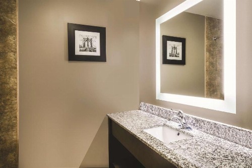 La Quinta Inn & Suites by Wyndham Brooklyn Central - image 26