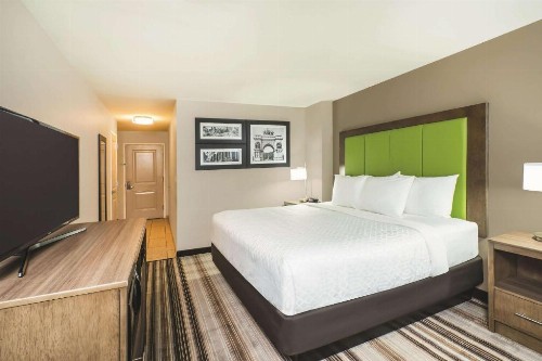 La Quinta Inn & Suites by Wyndham Brooklyn Central - image 27
