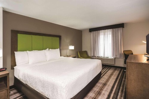 La Quinta Inn & Suites by Wyndham Brooklyn Central - image 28