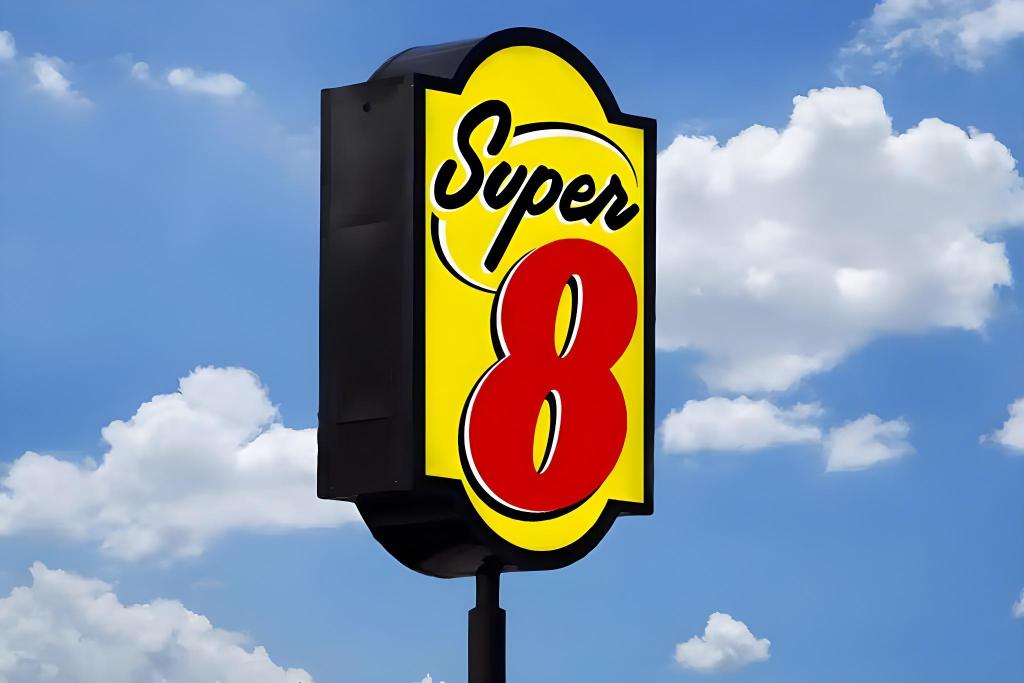 Super 8 by Wyndham Brooklyn Williamsburg - main image