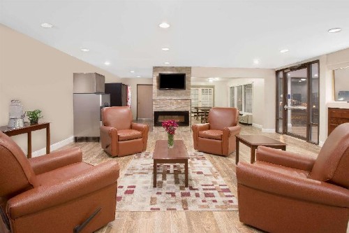 Super 8 by Wyndham Brook Park/Cleveland - image 2