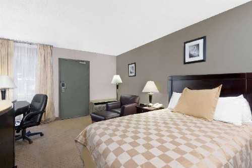 Super 8 by Wyndham Brook Park/Cleveland - image 3