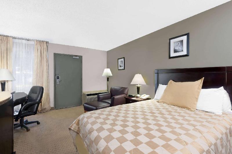 Super 8 by Wyndham Brook Park/Cleveland - image 3