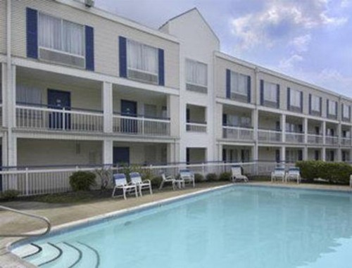 Super 8 by Wyndham Brook Park/Cleveland - image 7