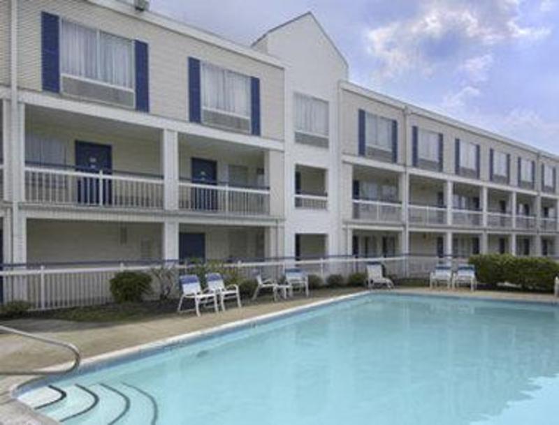 Super 8 by Wyndham Brook Park/Cleveland - image 7