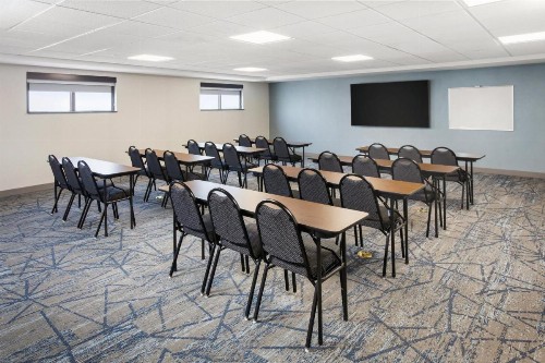 Holiday Inn Express Brookpark-Cleveland Airport Hotel - image 10