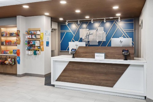 Holiday Inn Express Brookpark-Cleveland Airport Hotel - image 11