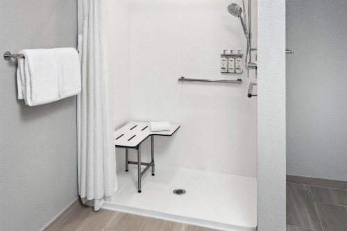 Holiday Inn Express Brookpark-Cleveland Airport Hotel - image 18
