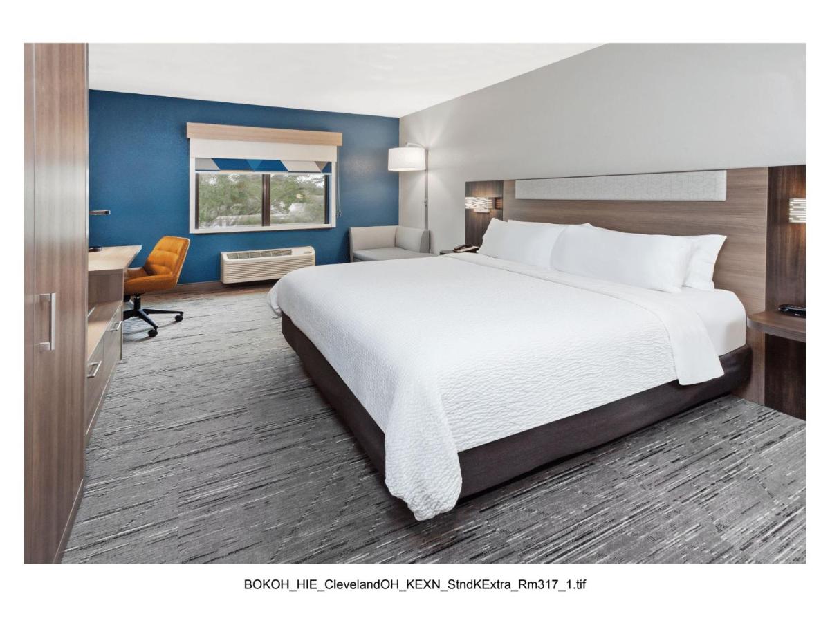 Holiday Inn Express Brookpark-Cleveland Airport Hotel - image 2