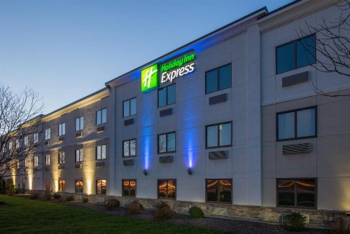Holiday Inn Express Brookpark-Cleveland Airport Hotel - image 23