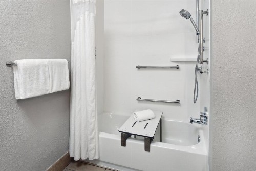 Holiday Inn Express Brookpark-Cleveland Airport Hotel - image 33