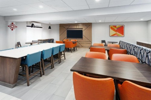 Holiday Inn Express Brookpark-Cleveland Airport Hotel - image 6