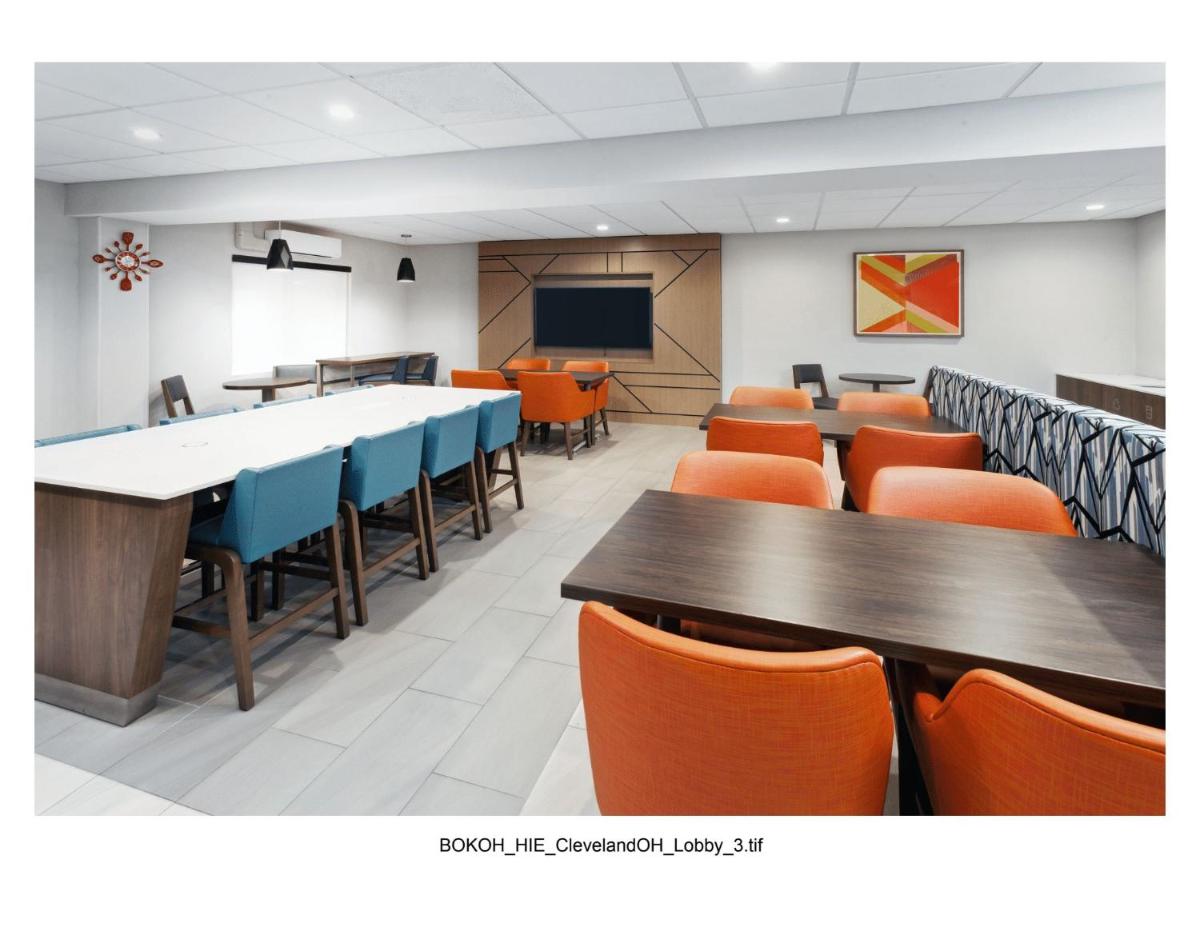 Holiday Inn Express Brookpark-Cleveland Airport Hotel - image 7