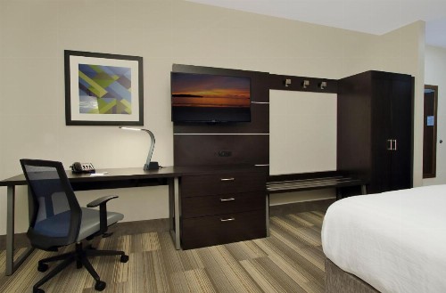 Holiday Inn Express & Suites - Brookshire - Katy Freeway - image 4
