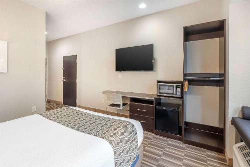 Microtel Inn & Suites by Wyndham Brooksville - image 9