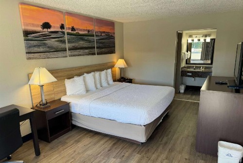 Days Inn by Wyndham Brooksville - image 10