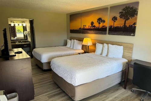 Days Inn by Wyndham Brooksville - image 11