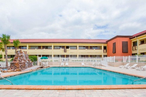 Days Inn by Wyndham Brooksville - image 16