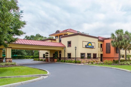 Days Inn by Wyndham Brooksville - image 17