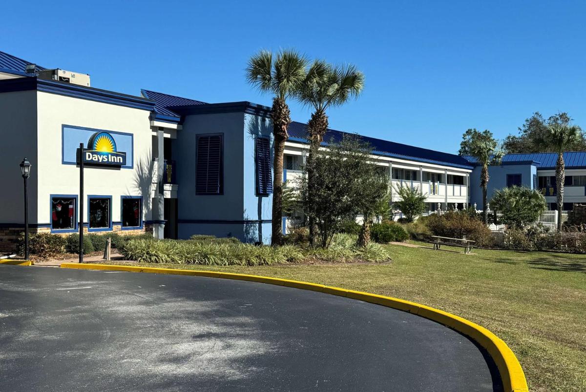 Days Inn by Wyndham Brooksville - image 2