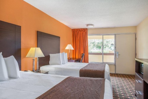 Days Inn by Wyndham Brooksville - image 25