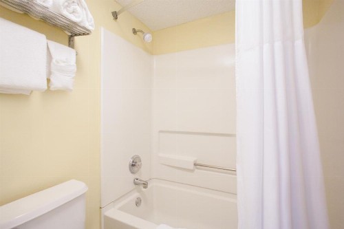 Days Inn by Wyndham Brooksville - image 27