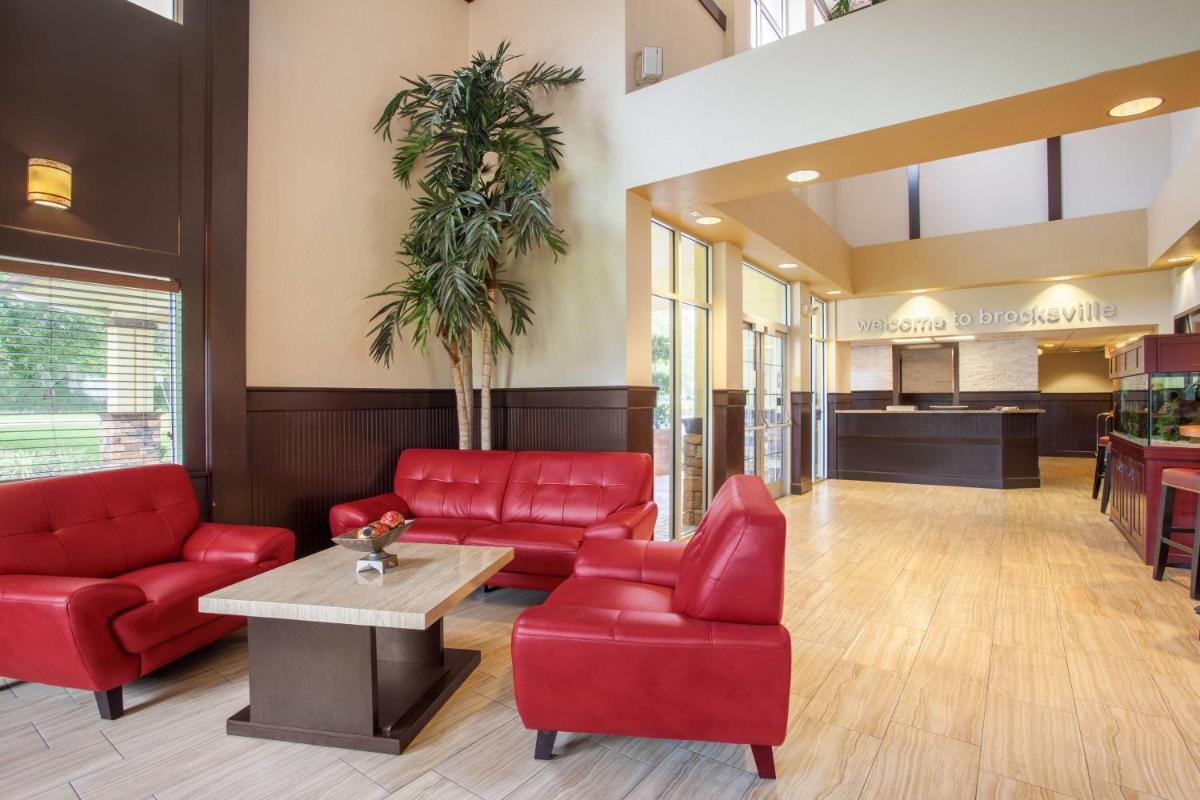Days Inn by Wyndham Brooksville - image 4