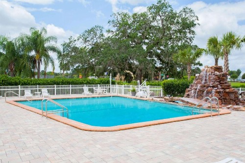 Days Inn by Wyndham Brooksville - image 5