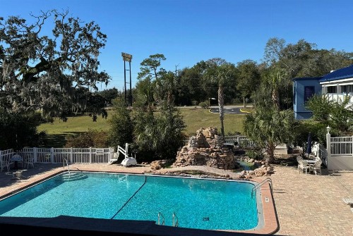 Days Inn by Wyndham Brooksville - image 6