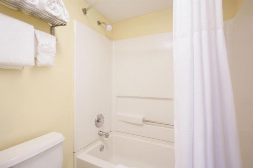 Days Inn by Wyndham Brooksville - image 7