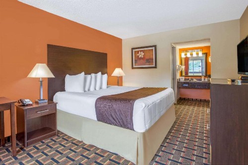 Days Inn by Wyndham Brooksville - image 8