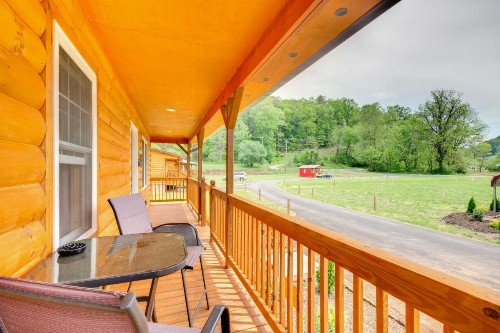 Cozy Bryson City Cabin - 6 Miles to Harrahs!