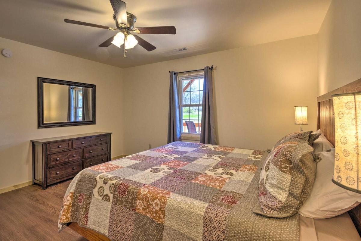 Cozy Bryson City Cabin - 6 Miles to Harrahs! - image 7